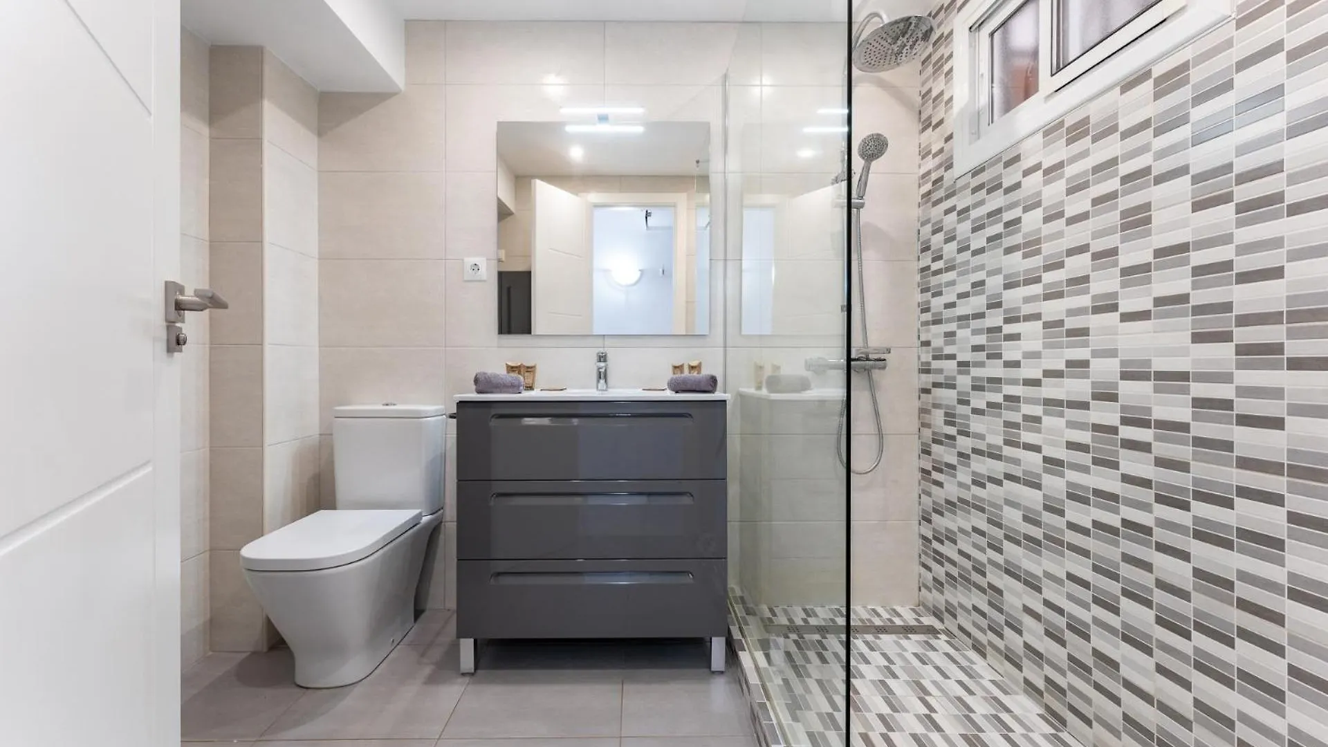 Coastal Charm Renovated 2Bed Apt, Pool, Sea Views Benalmadena 0*,