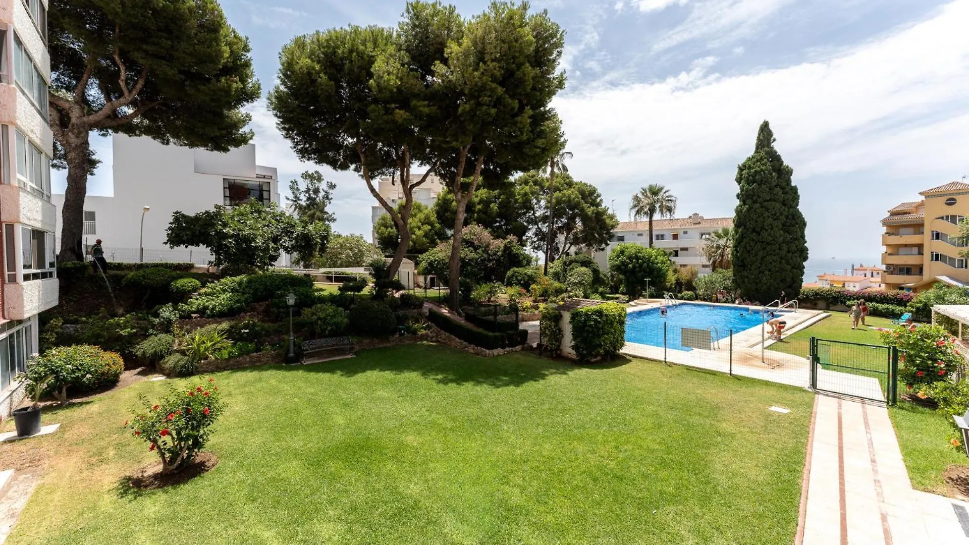 Coastal Charm Renovated 2Bed Apt, Pool, Sea Views Benalmadena